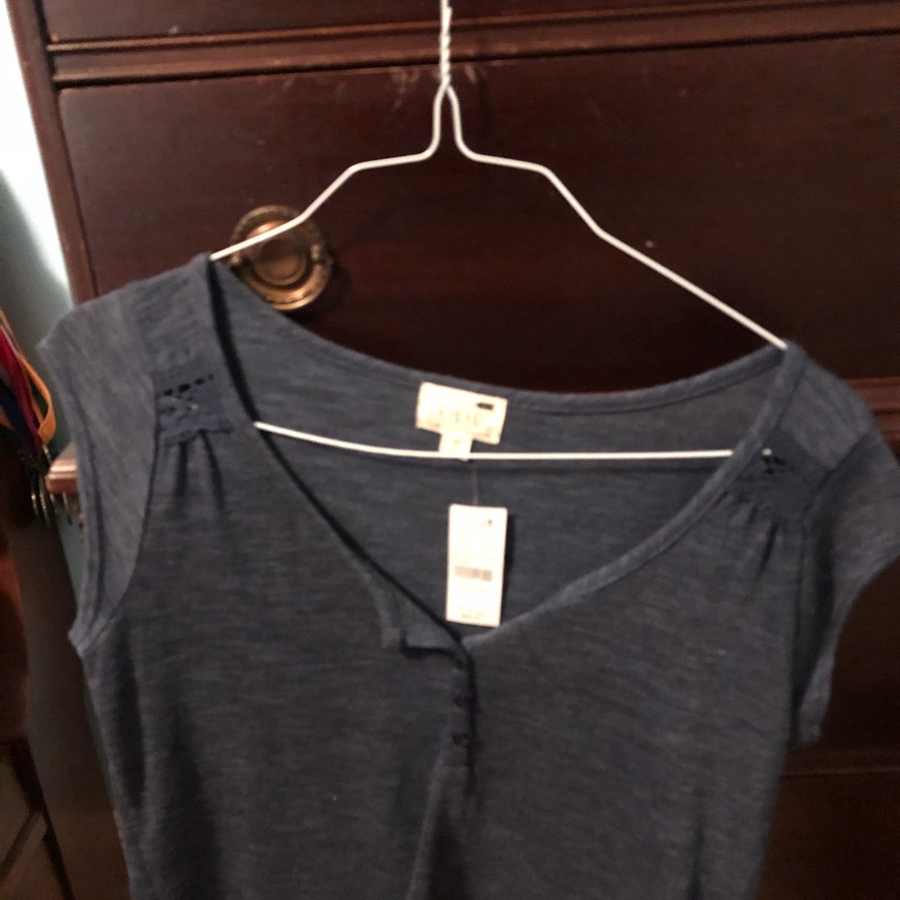 Tops - Picture 4 of 5
